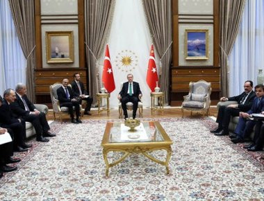 Γιατί έχει γεμίσει ο Ερντογάν τους τοίχους στο παλάτι του με πίνακες Ρώσου ζωγράφου; (βίντεο)